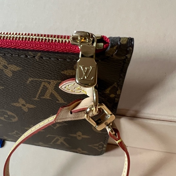 Neverfull Pouch/wristlet Monogram cerise - Picture 9 of 11